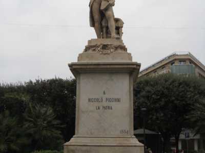 Nel 2015 immortalammo la statua in un servizio sulle principali statue baresi e la penna c�era